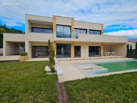 maison 5 pièces 195 m²