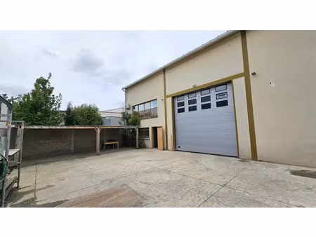locaux 266m2 - cour privée fermée - entrepôt et bureaux - grande hauteur - climatisation -