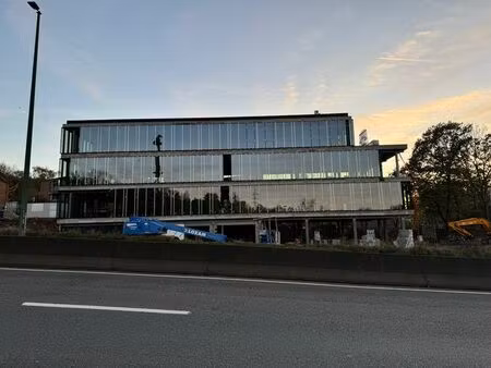 surface e bureaux 380m² idéalement situé le long de la n63