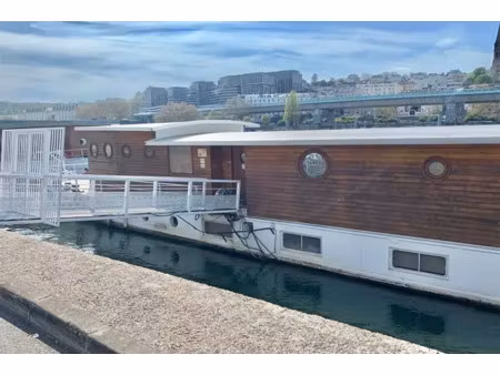 corpimmo vous propose à la location une surface de bureaux au sein d'une péniche atypique 