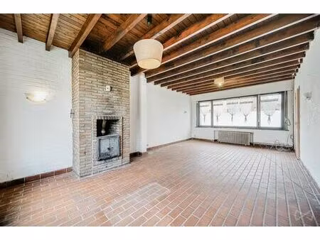 spacieuse maison 5 chambres et jardin à rénover.