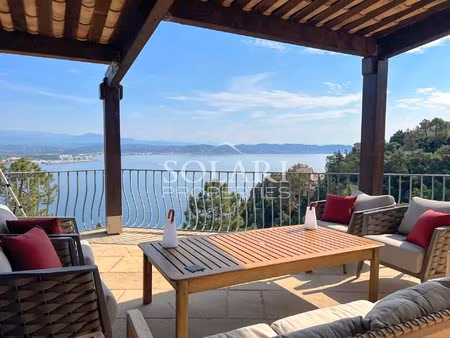 villa provençale avec piscine profitant d'une vue à couper le souffle sur la baie de...