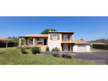 maison d'habitation sur sous-sol avec garage