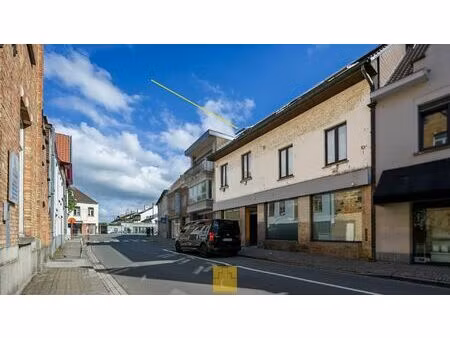 ruim handelspand met duplexwoonst in het centrum van loppem