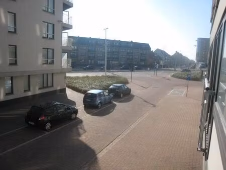 retro-instapklare studio met ruime slaaphoek vlak bij strand en zee!