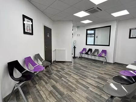 bâtiment de bureaux entièrement rénové