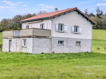 les salles (42). maison individuelle de 120 m2 à finir de restaurer  son beau terrain de 2