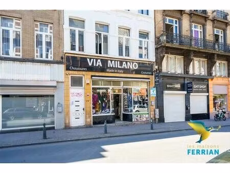 ensemble de deux commerces donnant sur 2 rues