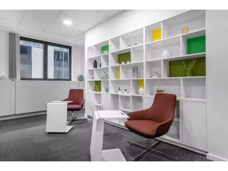 accès illimité aux espaces de travail de regus jambes