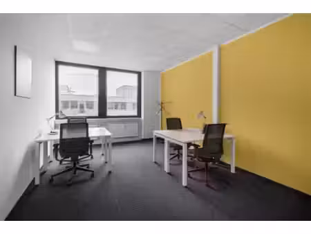 trouvez un espace de bureau à regus jambes pour 3 employés