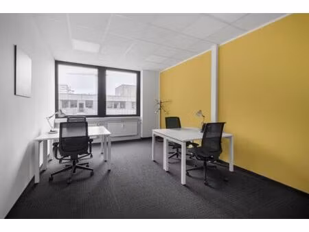 espace de bureau privé pour 3 personnes à regus jambes