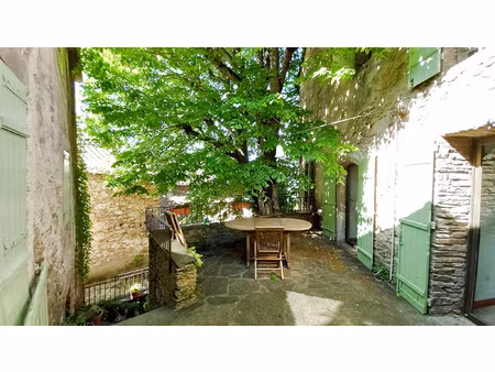 grande maison en pierres