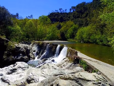 domaine unique en cévennes : 5 gîtes proximité cascade.