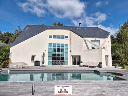maison d'architecte lumineuse avec piscine dans un havre de