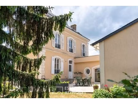 maison de maître au charme préservé  entre lumière et jardin secret