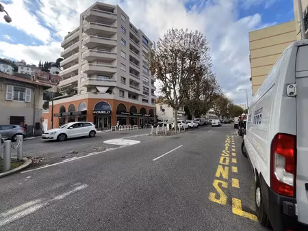 a vendre  cession de droit au bail  38 m²  axe passant nice secteur ouest