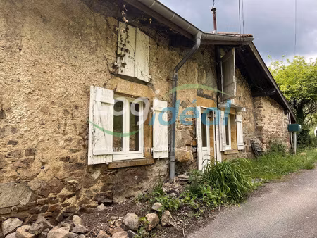 chambost allières. maison de hameau sans terrain élevée sur