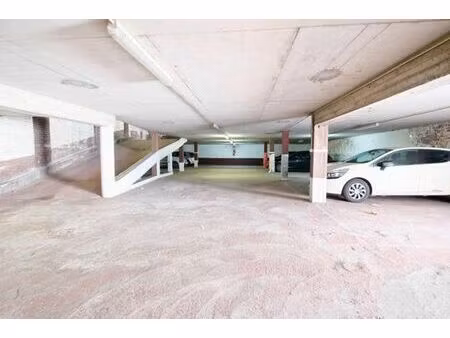 sous option !! lot de 10 emplacements de parking possible ou