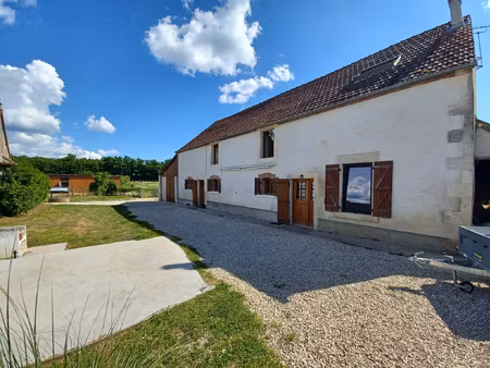 située à 10 min de la charite sur loire  accés rapide a77. l