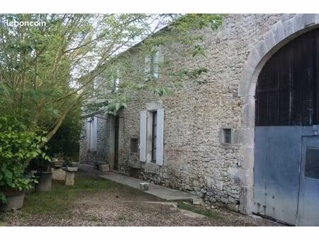 vends ancienne ferme sur terrain clos