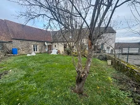 ensemble immobilier de 174 m² habitables avec atelier  terrain et trois logements locatifs