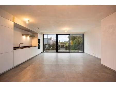 nieuwbouwwoning met 2 slaapkamers  bureau  terras en staanplaatsen.