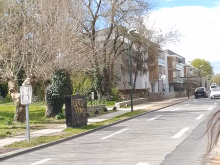 emplacement de stationnement couvert