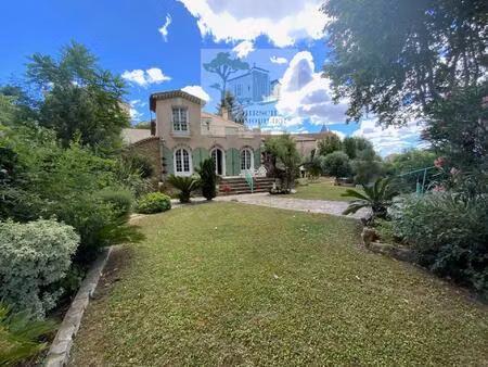 maison composée de 2 appartements avec grand jardin