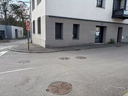 location local professionnel 54m²