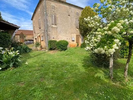 corps de ferme entre monpazier et villefranche du périgord  dans la campagne verdoyante de