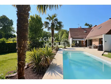 maison avec piscine chauffée et sous-sol