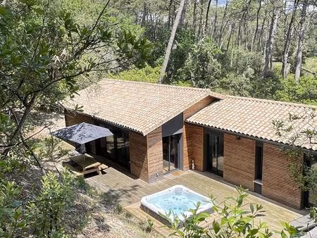 a vendre 2 deux maisons avec une piscine située proche du lac  3 chambres  agence brussol.