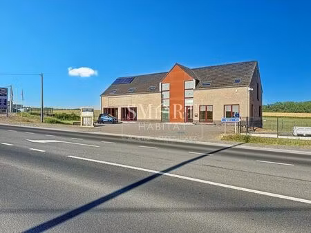 immeuble mixte idéalement situé avec nombreux parking et asc