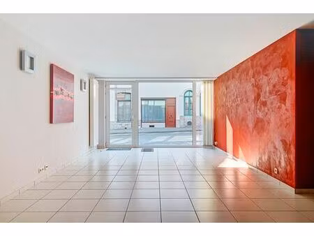 immeuble de 155 m² avec un terrain à bâtir de 50 m²  idéalem