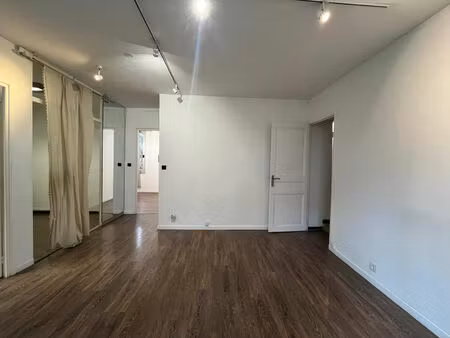 location commerce 62 m² à hyères (83400)