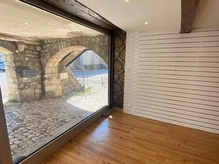 joli local commercial