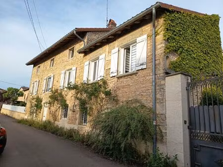 a découvrir au coeur du village maison en pierre avec le charme de l'ancien entièrement ré
