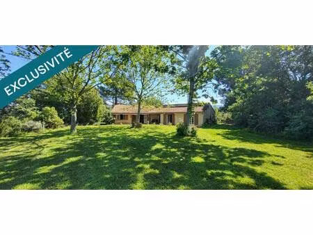 belle villa plain pied avec son parc et piscine