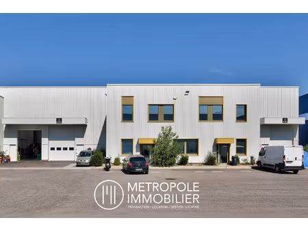 entrepôt avec bureaux d'accompagnement