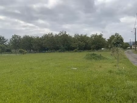 a vendre secteur bretenoux  terrain à bâtir viabilisé  d'une superficie de 2838 m² dont 11