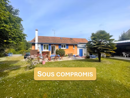 maison avec un grand jardin arboré