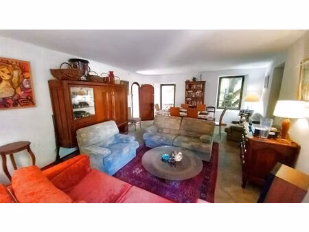 grande maison en pierres