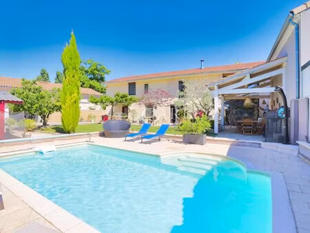 propriété de caractère avec dépendances  atelier et piscine