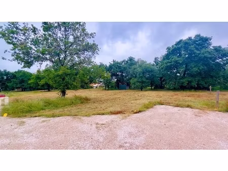 terrain constructible et viabilisé de 1 643 00 m² à vendre proche de fronton (31)