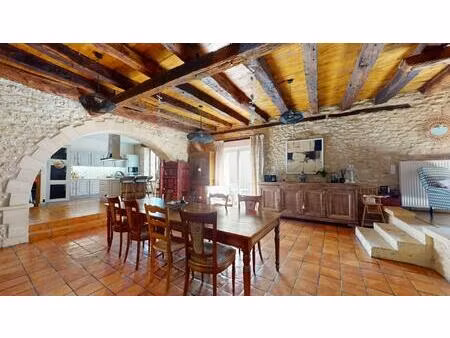 superbes volumes pour cette demeure de caractère en plein centre historique.