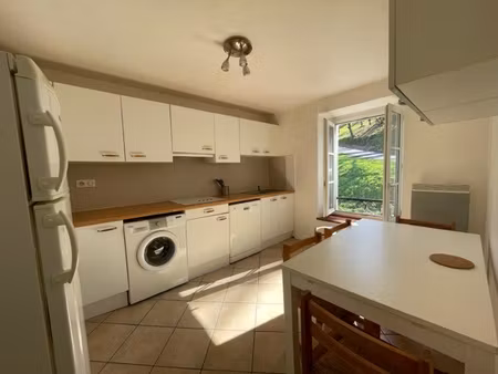 proche centre ville  2 appartements t2 dans maison de ville