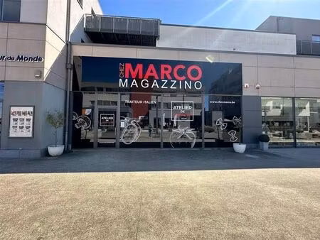 surface commerciale ou de bureaux (cb3) de +/- 205 m2 avec p