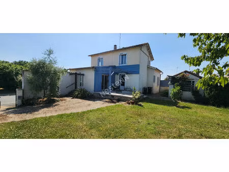 très jolie maison rénovée avec goût  à deux pas des commodités !