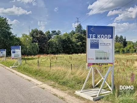 ruime bouwgrond voor een half open bebouwing  gelegen op een perceel van 6a44ca.