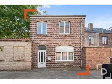 op te frissen woning te koop in het centrum van ieper.